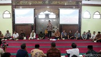 Mereka adalah Deputi IV Kemenpora Mulyana (MUL), Pejabat Pembuat Komitmen (PPK) pada Kemenpora Adhi Purnomo (AP), Staf Kemenpora Eko Triyanto (ET), Sekjen KONI Ending Fuad Hamidy (EFH), dan Bendahara Umum KONI Jhony E. Awuy (JEA).