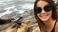 Selfie dengan singa laut di San Diego, California. (lauraspoya/Instagram)
