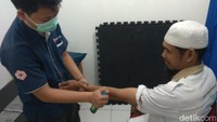 Semprot dulu minyak zaitun sebelum dientup. Ingat, sengatan lebah bisa berbeda-beda efeknya bagi masing-masing orang. Konsultasikan kepada dokter bila kamu juga ingin mencobanya. (Foto: Aisyah Kamaliah/detikHealth)