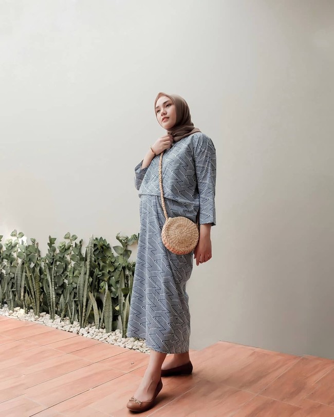 Tak sedikit perempuan yang bingung memilih gaya saat hamil. Padahal, perut besar karena hamil tak membuatmu kehilangan pesona. Foto: Instagram/RanieKarlina