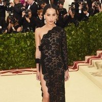 Di Met Gala 2018, Zoe Kravitz mencuri perhatian dalam balutan gaun lace hitam Saint Laurent. Belahan tinggi pada bagian rok mengekspos pahanya. (Foto: Getty Images)