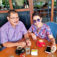 Bukan kali ini saja Mayangsari tampil mesra bersama Bambang Trihatmodjo di Instagram. Pelantun Tiada Lagi ini kerap mengunggah foto mesranya dengan sang suami. Seperti foto yang satu ini. (Foto: Instagram@mayangsaritrihatmodjoreal)