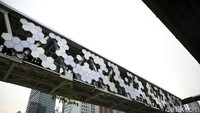 Relokasi dilakukan karena JPO lama tiangnya berada di tengah jalan pasca revitalisasi jalur pedestrian. 