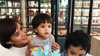  Rayakan ulang tahun sang putri, Renata berikan kue cantik dengan hiasan kuda poni dan warna pelangi yang cerah. Foto: Instagram @renata711