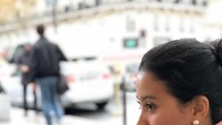 Ini nih pose candid Marcella yang sedang menyesap kopi di Paris. Cantik ya? Foto: Instagram marcella.zalianty