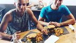 Pose Keren Mena Massoud, Pemeran Aladdin Makan Menu Vegan