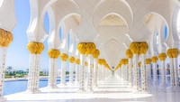 Masjid ini didominasi warna putih, yang membuatnya makin terlihat elok dipandang (istock)