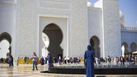 Selain untuk ibadah umat Muslim, Masjid Sheikh Zayed juga menjadi destinasi wisata di Abu Dhabi. Siapa saja boleh masuk, asal menggunakan pakaian yang sopan (istock)