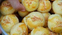 Lapisan atas naastar ditaburi dengan irisan keju parut. Membuat setoples nastar milik @amungku jadi camilan yang pas di sore hari. Foto: Instagram