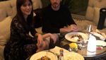 Momen Romantis Renata Kusmanto Saat Makan Malam Bersama Fachri Albar