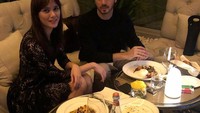 Renata dan Fachri selalu menyempatkan waktu untuk menghabiskan waktu bersama. Lewat acara makan malam romantis, mereka berdua terlihat begitu serasi. Foto: Instagram @renata711