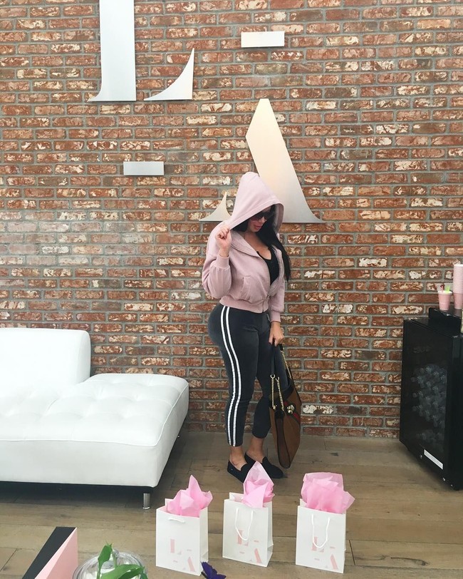 Meski telah menjalani berbagai operasi plastik dan menghabiskan banyak uang, Sybil tak ingin berhenti untuk melakukannya. Ia pun berencana akan melakukan facelift. Foto: Instagram