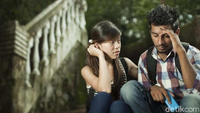 Pasangan saling menghibur saat sedang stres dan kacau. Foto: iStock Pasangan saling menghibur saat sedang stres dan kacau. Foto: iStock
