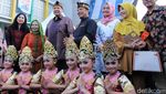 Pakai Iket Sunda, CT Resmikan Transmart di Soreang
