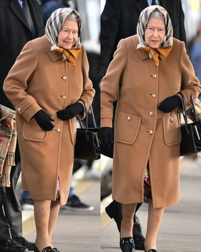 Dari foto-foto yang beredar di media sosial, Ratu berpergian dengan gaya yang lebih kasual. Ia tampak memakai dress warna-warni yang dibungkus coat coklat dengan kepala yang ditutupi scarf Burberry. Sementara loafer hitam klasik Gucci menjadi andalan nenek dari Pangeran William dan Harry itu. Foto: Instagram/@hm.queenelizabeth