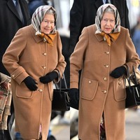Dari foto-foto yang beredar di media sosial, Ratu berpergian dengan gaya yang lebih kasual. Ia tampak memakai dress warna-warni yang dibungkus coat coklat dengan kepala yang ditutupi scarf Burberry. Sementara loafer hitam klasik Gucci menjadi andalan nenek dari Pangeran William dan Harry itu. Foto: Instagram/@hm.queenelizabeth