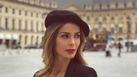 Liburannya di Paris. (lauraspoya/Instagram)