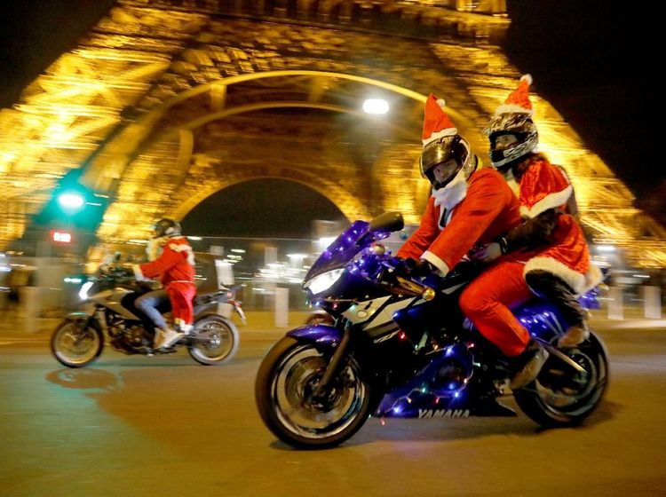 Heboh! Ratusan Santa Claus Memenuhi Jalanan Paris