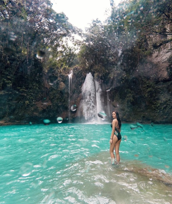 Gaya seksinya saat  main di Air Terjun Kawasan, di Alegria, Cebu, Filipina. (kylieverzosa/Instagram)