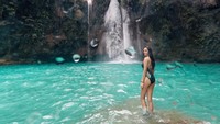 Gaya seksinya saat  main di Air Terjun Kawasan, di Alegria, Cebu, Filipina. (kylieverzosa/Instagram)