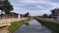 Pagar dipasang di kiri dan kanan sepanjang sungai. Selain itu, di lokasi juga sudah dipasang lampu tenaga surya (Agus Setyadi/detikTravel)