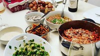 Hampir semuanya sayuran. Begini sajian makan malam Tahun Baruan ala pria lulusan Toronto’s Ryerson University. Foto: Instagram@menamassoud