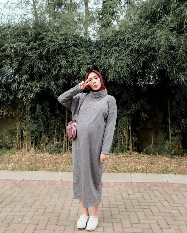 Hal ini dibuktikan oleh Youtuber cantik Ranie Karlina. Meski ia sedang mengandung anak pertamanya, Ranie tak kehilangan ide untuk tampil stylish tapi simple. Foto: Instagram/RanieKarlina
