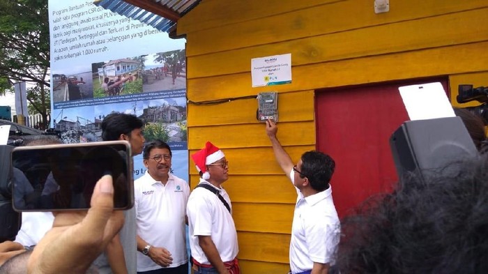 Jelang Natal, Warga Maluku Dapat Sambungan Listrik Gratis hingga Beasiswa