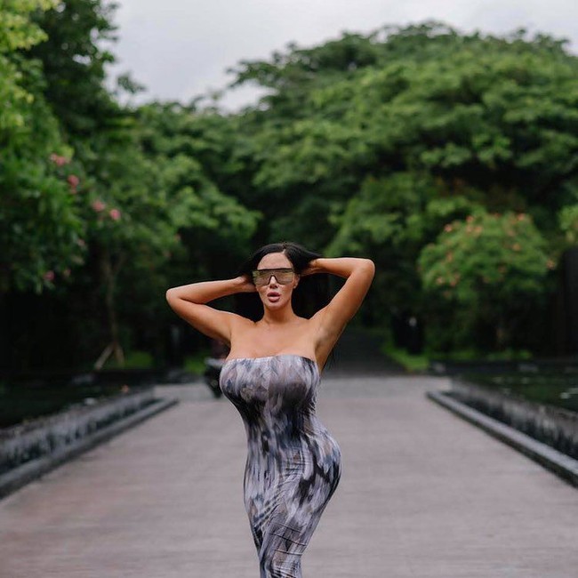 Saya memiliki prosedur pertama ketika berusia dua puluh tahun dan saya senang dengan hasilnya. Saya bangga pada tubuh dan etos kerja saya. Saya menjaga tubuh saya dalam kondisi prima, ungkap Sybil seperti dikutip dari Daily Star. Foto: Instagram