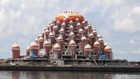 Tahun depan, 2019, Masjid Raya Sulawesi Selatan akan rampung dikerjakan lengakp dengan 99 kubahnya (Muhammad Taufiqqurrahman/detikTravel)