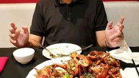 Harry ini foodies sejati ya, porsi makannya banyak banget. Lihat nih sepiring besar berisi aneka seafood mulai dari kepiting hingga lobster. Foto: instagram @harrytjahajapurnama