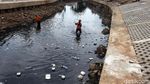 Pasca Diturap, Kali Grogol Dibersihkan dari Sampah