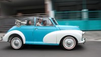 Morris Cabriolet 1956 milik Alle merupakan pemberian dari sang kakek. Awalnya, mobil tidak terawat dan hanya terparkir digudang. Berkat kegemaran pada mobil klasik, Alle pun membereskan mobil mulai dari interior, eksterior, hingga kaki-kakinya. Foto: Rifkianto Nugroho
