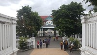 Kamu bisa berkeliling ke beberapa bagian keraton. Ada koleksi mobil sultan juga lho di sini. Puas-puasin berfoto deh di sini (Fitraya/detikTravel)
