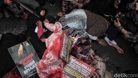 Sejumlah poster penolakan kekerasan dan kecaman atas tindakan aparat China itu pun diletakkan di antara mayat-mayat Muslim Uighur dalam rangkaian aksi teatrikal massa di depan Kedubes China.