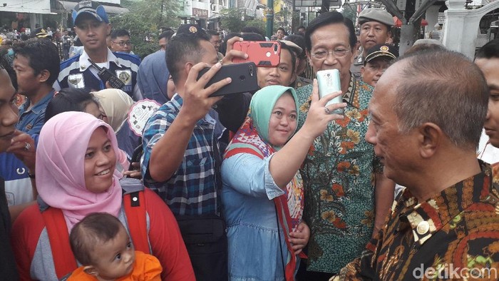Di Malioboro, Sultan HB X Jadi Rebutan Diajak Selfie