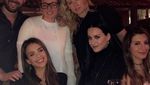 Momen Manis Jessica Alba Saat Kulineran Bareng Keluarganya