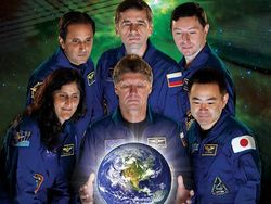 Kocak! Aksi Para Astronot Bergaya Bak Aktor di Poster Film