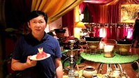 Harry berpose sambil memegang piring berisi semangka dan puding. Adik dari Ahok, Basuri dan Fifi Lety ini kelihatan banget suka makan ya. Foto: instagram @harrytjahajapurnama