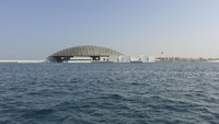 Uniknya, desain Louvre dikelilingi kolam air yang cantik. Desainnya pun super artsy (Louvre Abu Dhabi)