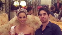 Pria berdarah Jerman-Filipina ini juga sangat mendukung kekasihnya. Begini gaya makan malam mereka saat Cartina didapuk menjadi Miss World Filipina di tahun 2016. Foto: Instagram clintbondad