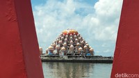 Masjid yang memiliki 99 kubah dibangun persis di pinggir laut. Lokasinya ada di Center Point Indonesia (CPI) Makassar (Muhammad Taufiqqurrahman/detikTravel)