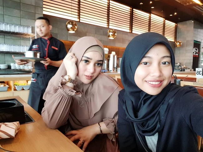 Di lain waktu, ia pun pernah terlihat memakai khimar syari. Khimar instan seperti ini memang umum dikenakan oleh hijabers Indonesia. Foto: Instagram/Bebisilvana