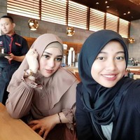 Di lain waktu, ia pun pernah terlihat memakai khimar syari. Khimar instan seperti ini memang umum dikenakan oleh hijabers Indonesia. Foto: Instagram/Bebisilvana