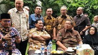 Pertemuan juga berlanjut di sekitar taman.