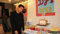 Wah, perayaan ulang tahun ke 22 nya dihiasi dengan kue, ragam minuman dingin dan cokelat. Foto: Istimewa