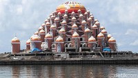 Dari berbagai sumber, saat itu sekitar dua tahun lalu, Emil yang masih menjadi Wali Kota Bandung memang diminta Gubernur Sulawesi Selatan Syahrul Yasin Limpo mendesain pembangunan masjid kebanggaan di sana (Muhammad Taufiqqurrahman/detikTravel) 