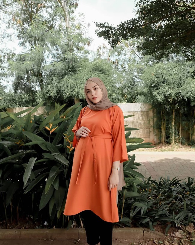 Busana yang ia pilih saat hamil ini didominasi oleh pakaian longgar dan berbahan menyerap keringat seperti kaos. Busana seperti ini bisa jadi inspirasi para bumil. Foto: Instagram/RanieKarlina