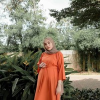 Busana yang ia pilih saat hamil ini didominasi oleh pakaian longgar dan berbahan menyerap keringat seperti kaos. Busana seperti ini bisa jadi inspirasi para bumil. Foto: Instagram/RanieKarlina