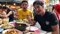 Liburan ke Bangkok, jangan lupa wisata kuliner di Chinatown. Ini gaya konyol dua host MTMA yaitu Richard Kyle dan Syamsir Alam saat makan (My Trip My Adventure)